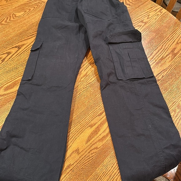 Abercrombie women’s high waisted cargos in black size 24 - Picture 3 of 3